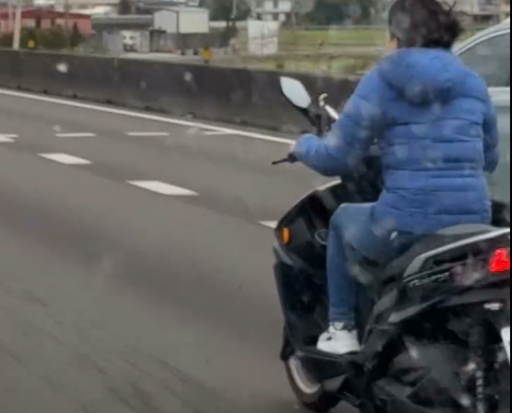 影／誤闖國道！騎士沒戴安全帽「連切2車道」　目擊駕駛傻眼：什麼狀況