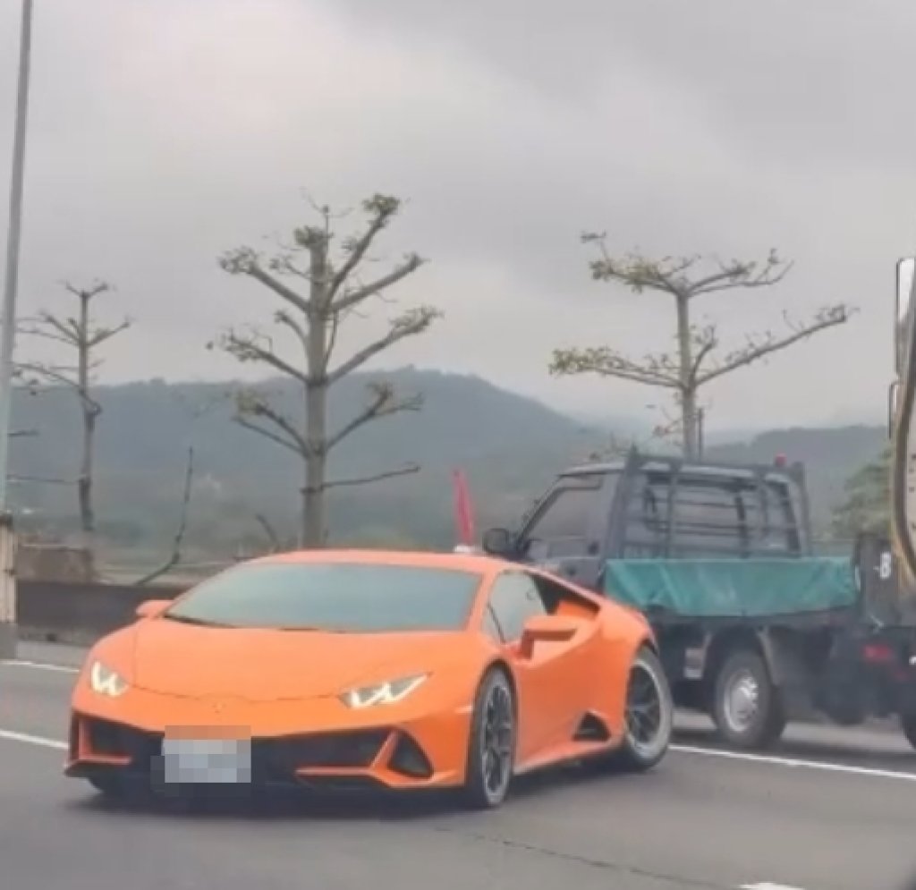  藍寶堅尼「小牛」國道自撞打橫！　網友： 「牛怎麼扭到腳」 