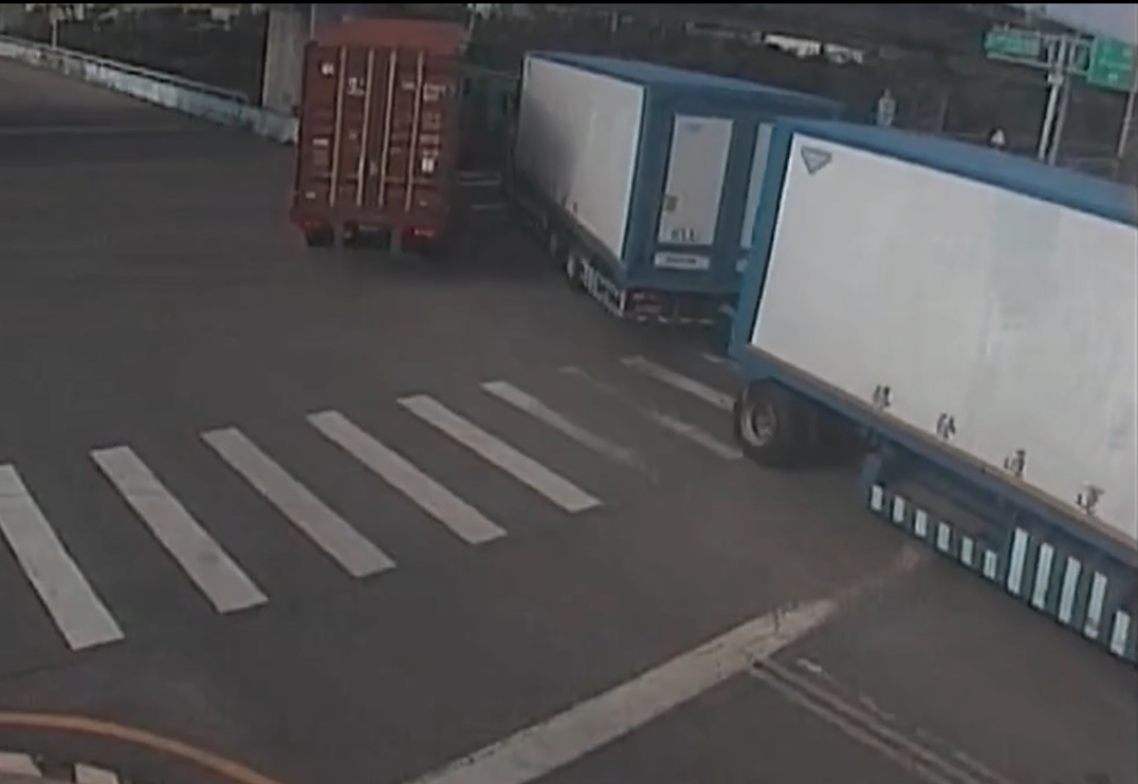 影/路口被卡死！貨櫃車右轉沒靠外側車道 與雙聯結車「狹路相逢」