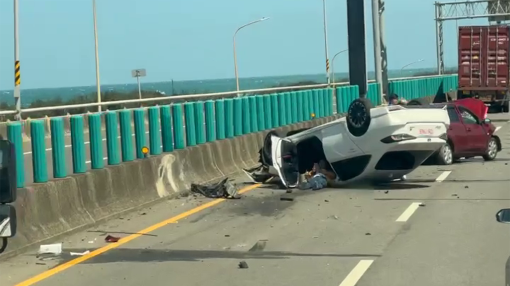 新／台61多元計程車翻覆！駕駛「半身在車外」淡定滑手機　警消急搶救