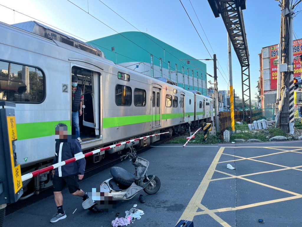 鶯歌8旬翁騎車闖平交道　遭區間車撞擊當場身亡