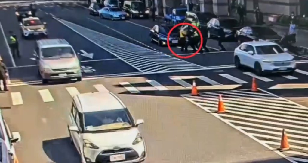 不滿卓榮泰公器私用！游智彬赴民進黨部前抗議　突「暴走」砸蛋遭警架離