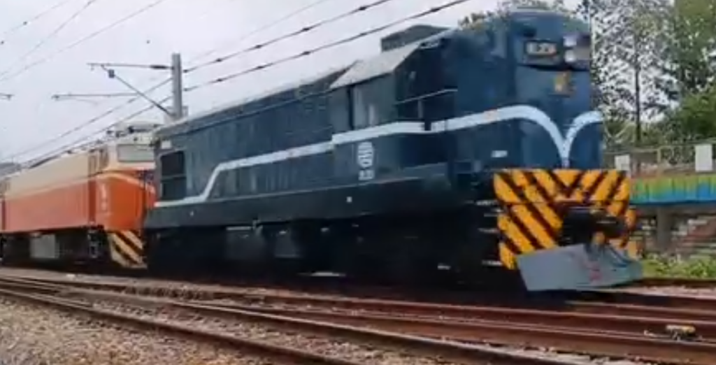 臺鐵新埔=通霄間自小客車闖平交道遭列車撞擊！　暫時單線雙向行車