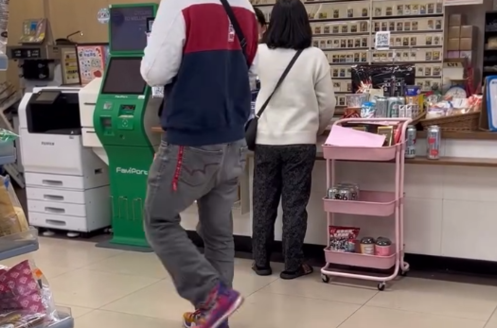 影／超商吵架！女客離開店後返回指控「少找2元」嗆報警　店員：頭殼派去