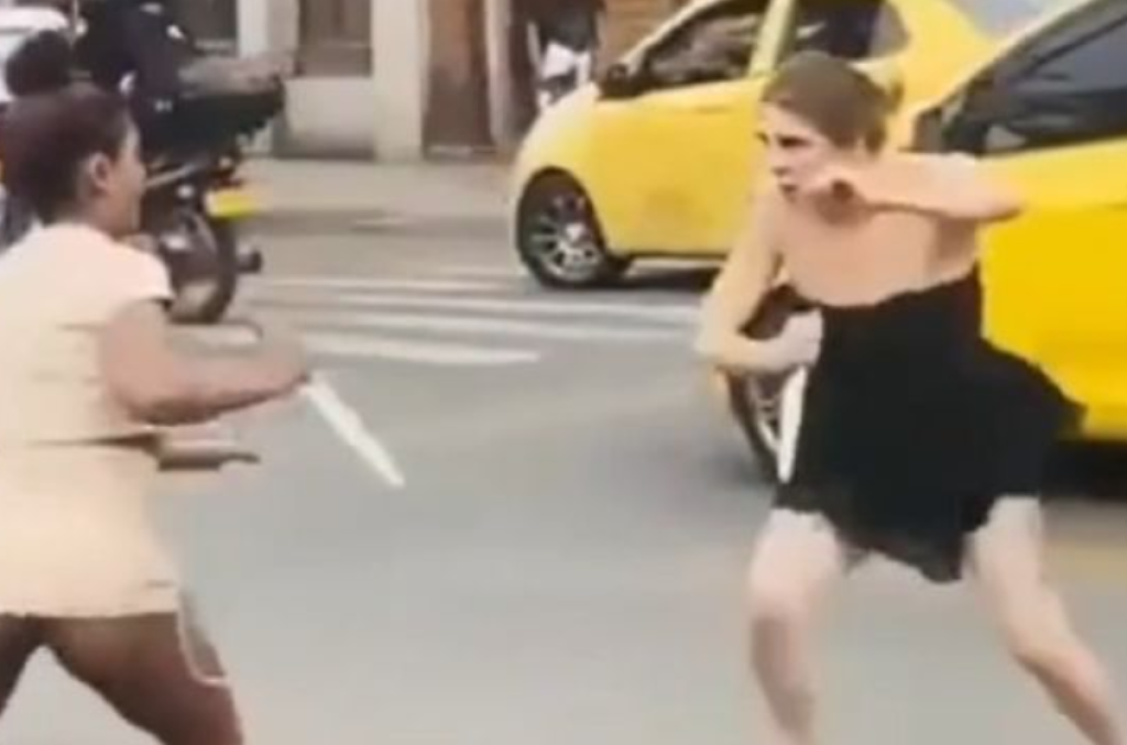 影／哥國2賣淫妹搶地盤！約談判變「持刀互砍」嗆要刺破假奶　下秒胸口噴血