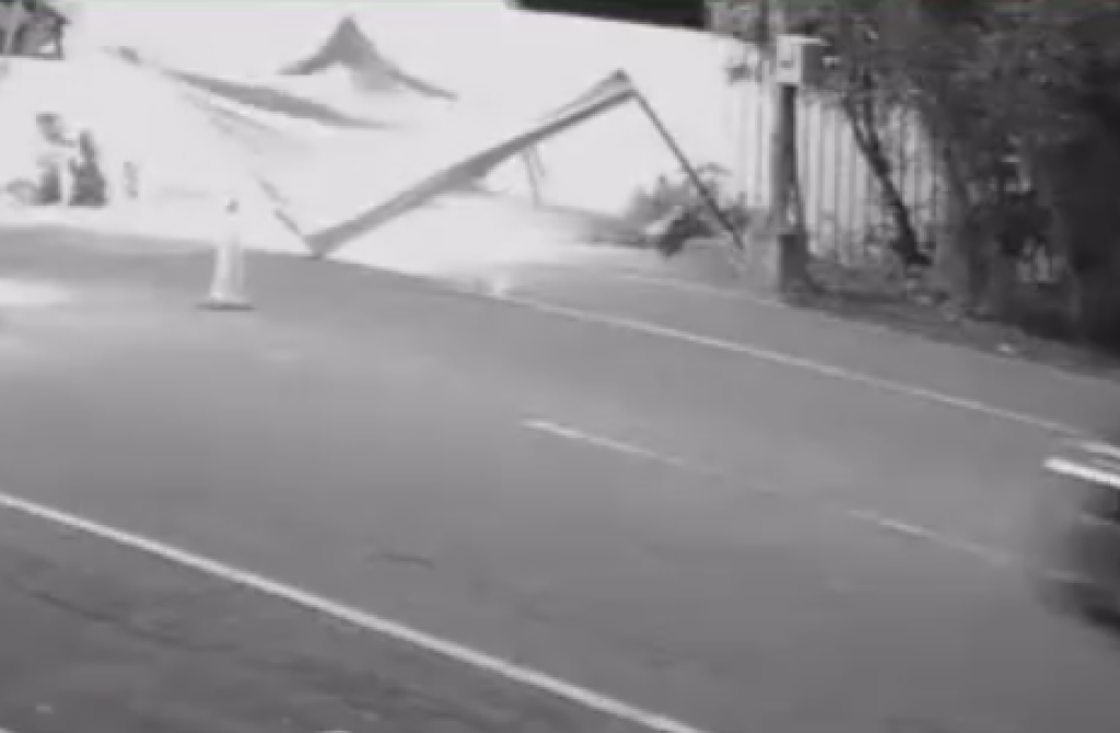 撞擊畫面曝光！埔里機車撞倒告別式會場棚架　網友批：趕投胎急著去排隊