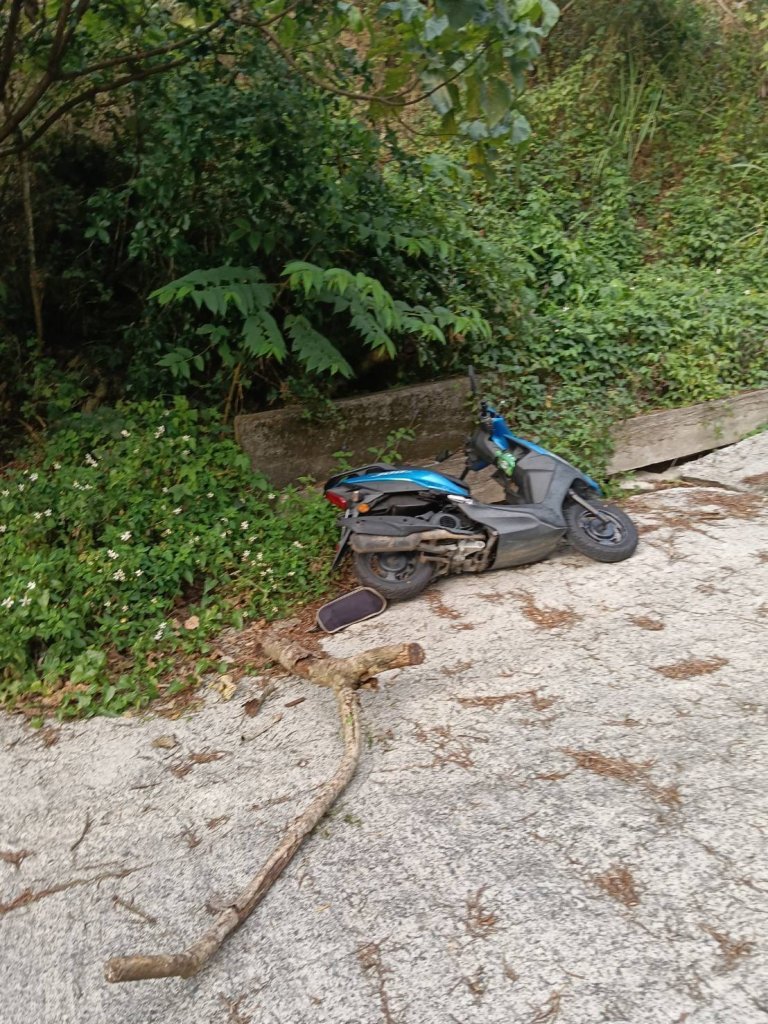 離奇!屏東屏156線驚見男子陳屍路旁　機車倒一旁、死因待查