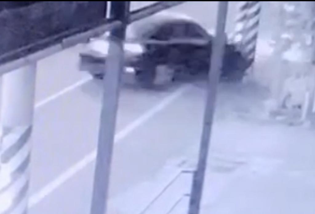 屏東男子毒駕肇事！自撞電線桿警方到場竟亮刀砸車