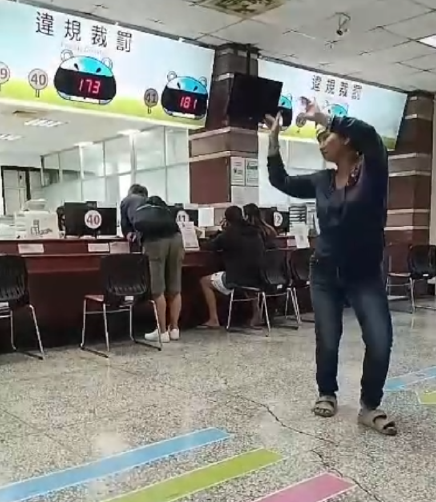 不滿酒駕車牌遭吊扣　婦人竟前往交通決中心跳舞