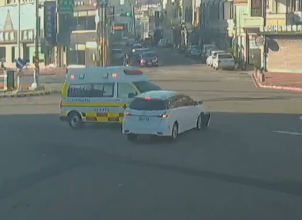撞擊畫面曝光！　苗栗頭份消防局救護車與自小客車相撞