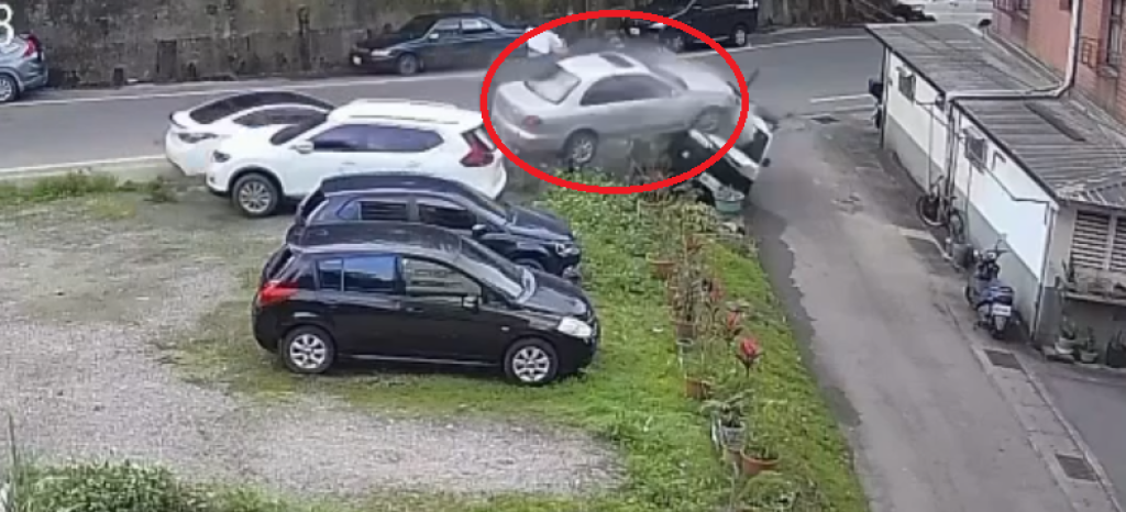 撞擊畫面曝光！基隆自小客轉彎失控撞兩車飛起　再撞翻1車側翻
