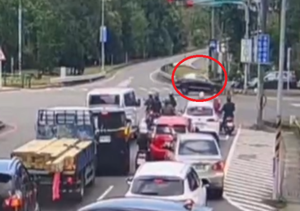 撞擊畫面曝光！　三峽賓士車自撞分隔島駕駛雙腳骨折