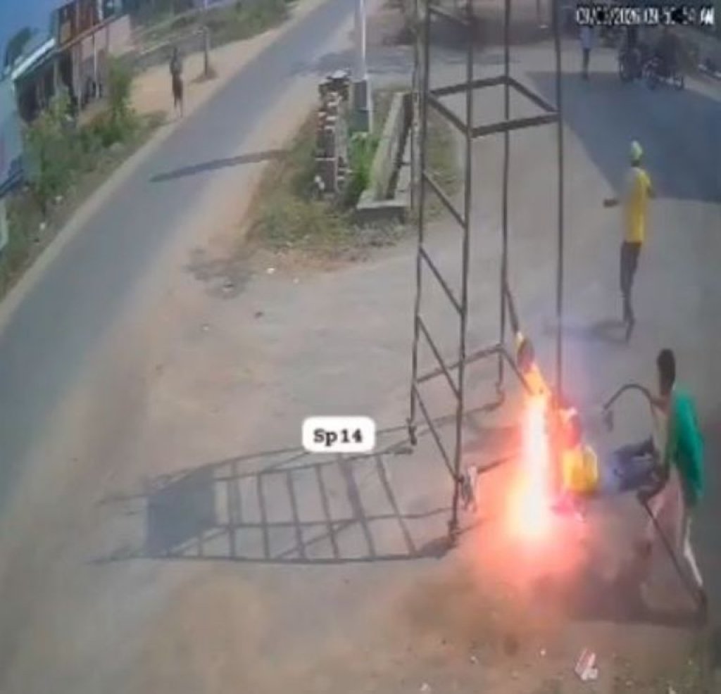 影／工安慘劇！搬鐵架誤觸11千伏高壓電線　「強光一閃」2印度工人當場斃命