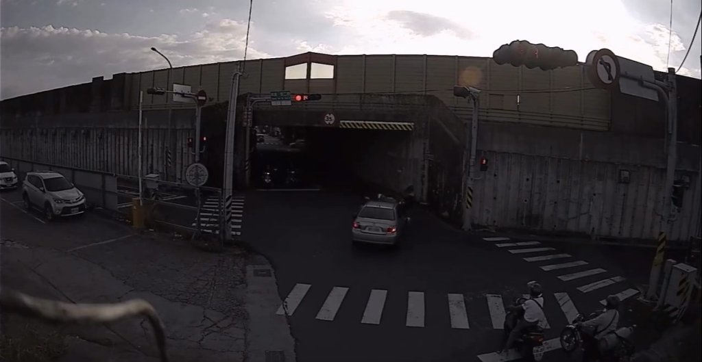 影／台南毒駕撞雙載機車！2人噴飛撞電線桿重傷　受害者PO文詢問推薦律師