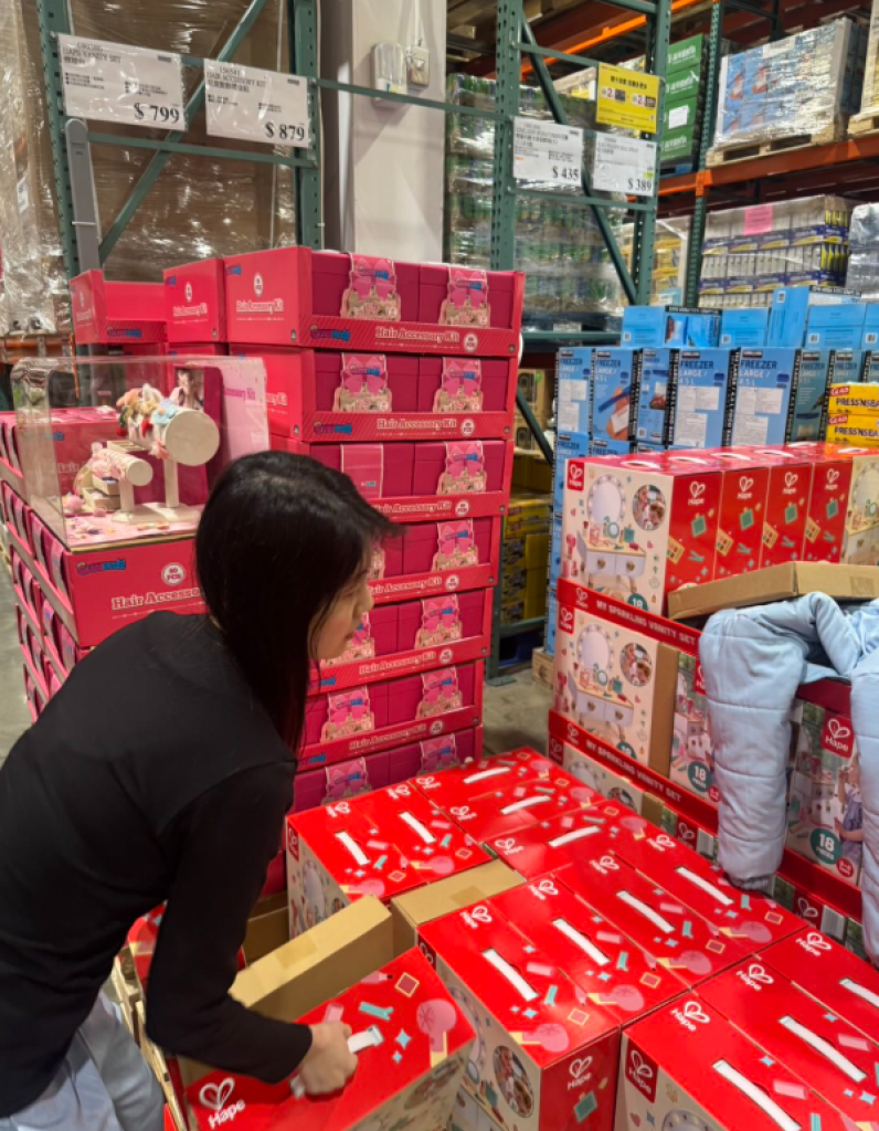 掃光好市多玩具！女客還沒結帳就擋人拿貨　搶67個喊：我全要了