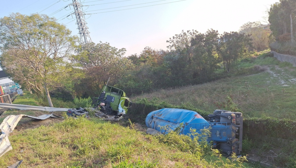 國道1號仁德路段事故！ 槽車衝破護欄翻覆