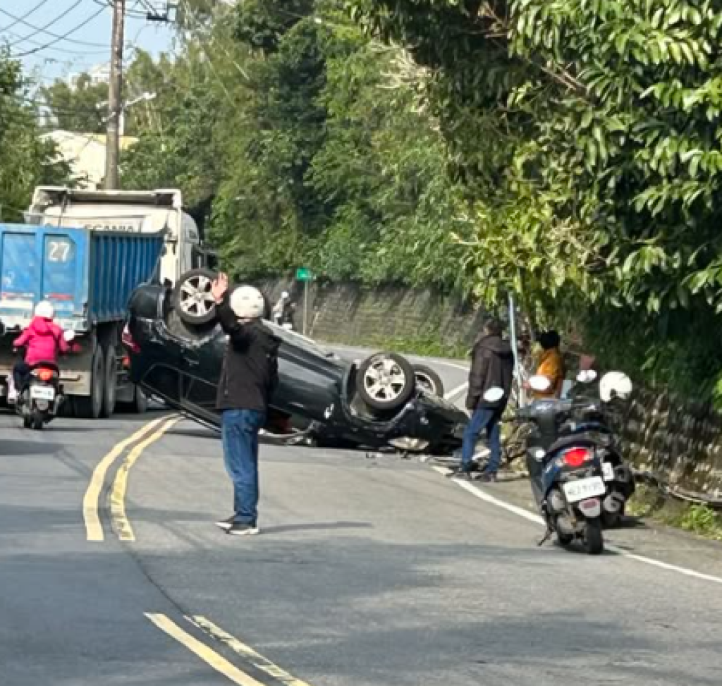 淡水自小客車撞山壁翻覆！　駕駛頸部挫傷
