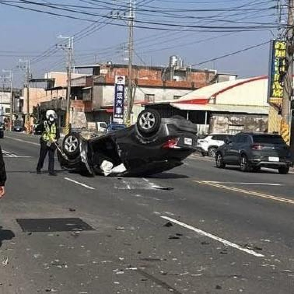 彰化埤頭驚險翻車！26歲男疑疲勞駕駛擦撞路邊車輛　整輛四輪朝天