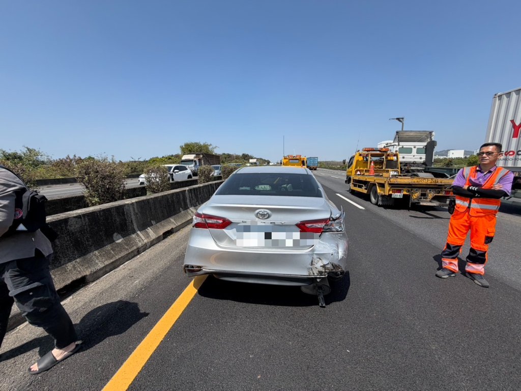 國道1號岡山路段4車相撞！　3人受傷送醫