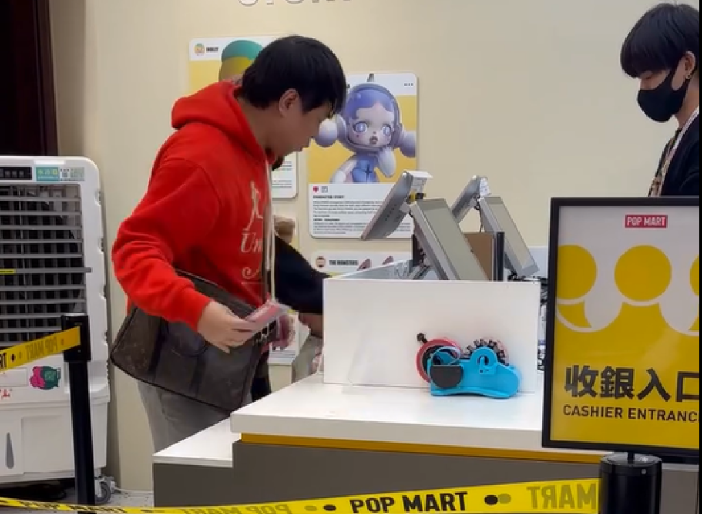 影／男買泡泡瑪特罵店員「傻台灣人幫北京打工」、「我住南京東路1.6億豪宅」 　還拿20萬現金、存摺砸櫃檯！雙方和解撤告
