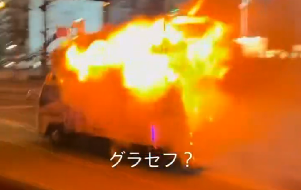 影／一路狂飆！行動餐車起火「邊燒邊開」 　駕駛直衝消防局求救