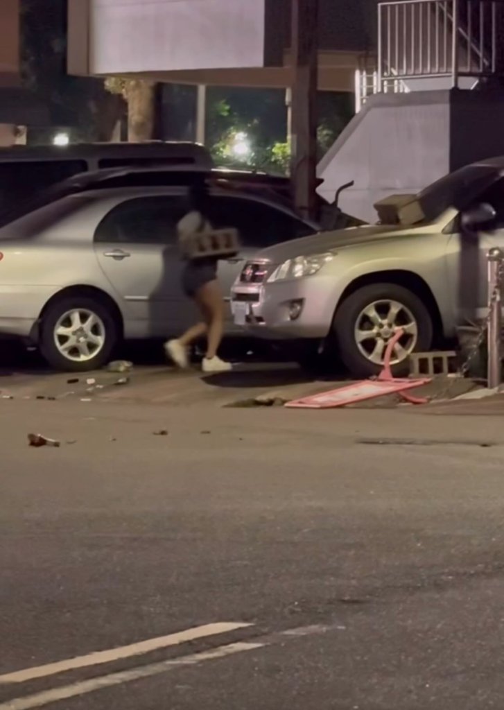 台中酒醉女子扛空心磚砸車！　網友驚呼：力氣真大