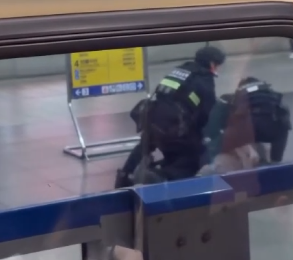 酒醉美籍男子北捷車站與人發生衝突　推擠到場員警遭壓制管束