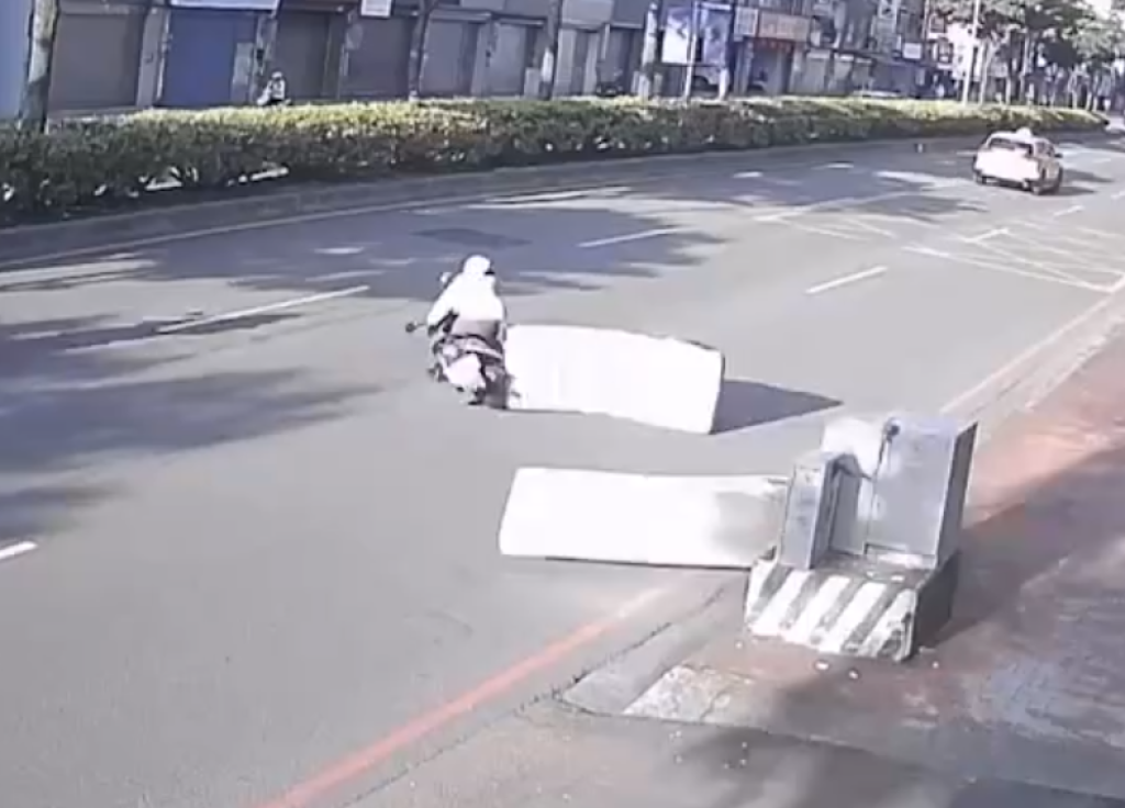  床墊砸人！中壢民眾亂丟床墊被風吹走　機車女騎士被擊落受傷