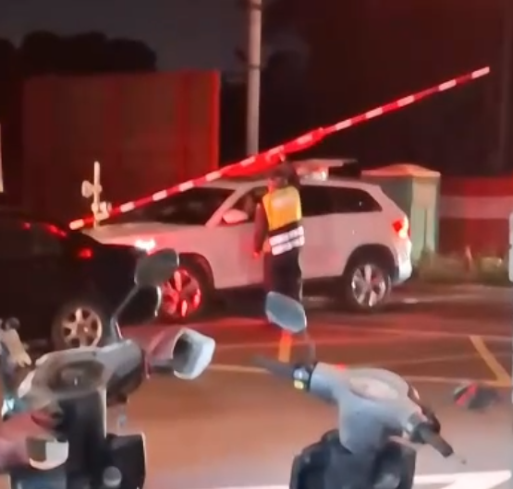 驚險！休旅車硬闖平交道遭遮斷桿砸中卡鐵道　保全協助脫困