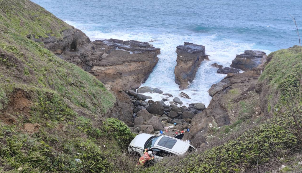 男子駕車往海裡衝！　卡在岸邊礁石消防隊員救起送醫