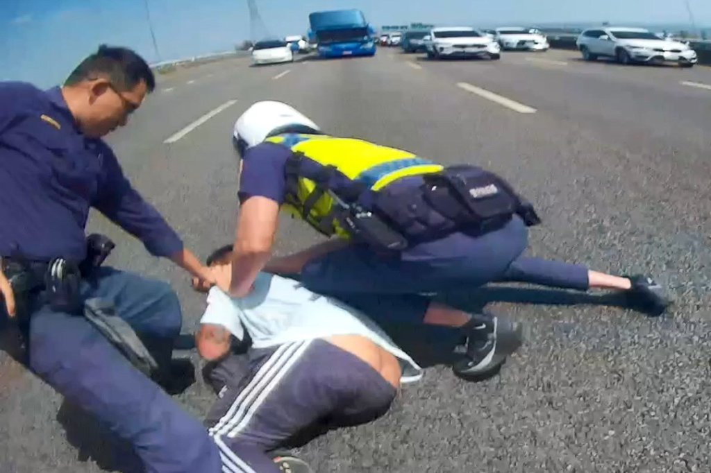  無車牌毒駕拒檢衝撞警車　警方追捕30公里國道攔截逮人