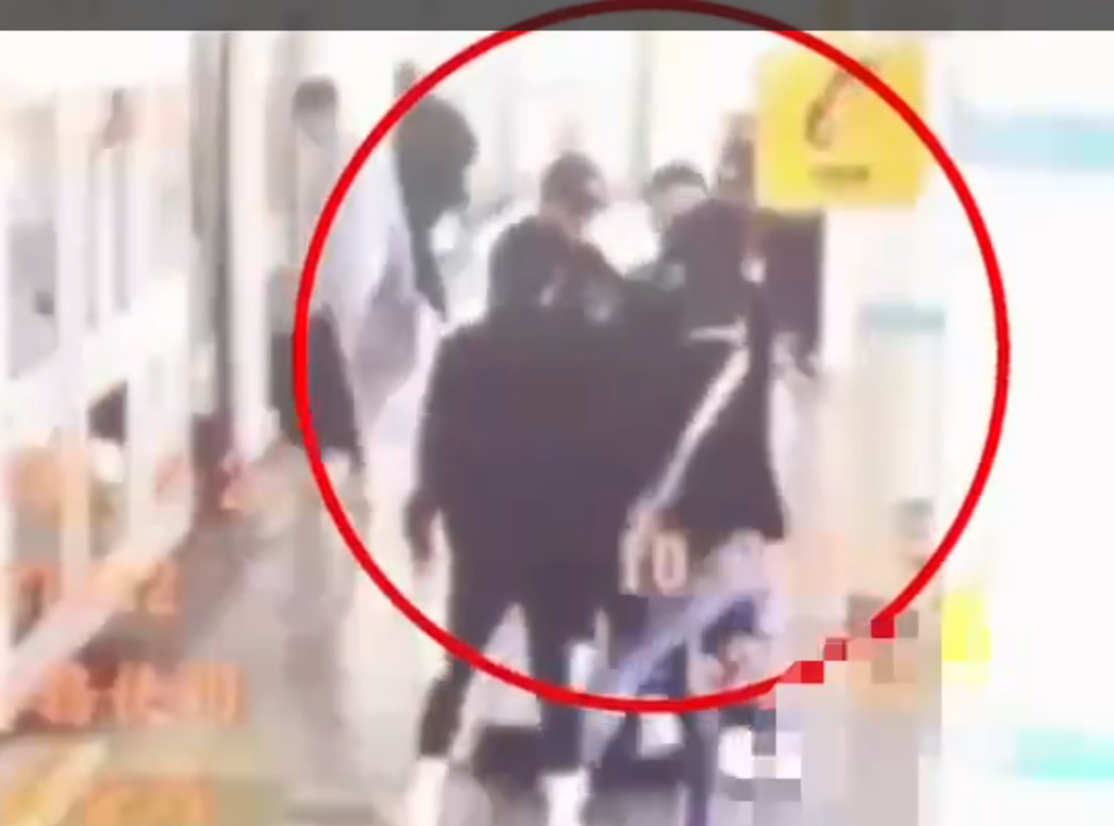 北捷忠孝復興站接連兩起旅客衝突！　男女口角擋住車廂出口再引發兩男拉扯