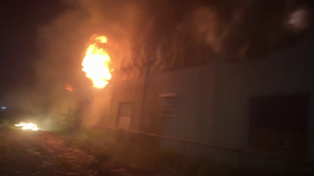 台南將軍工廠火警照亮夜空！塑膠花盆廠2棟狂燒300坪　消防徹夜灌救