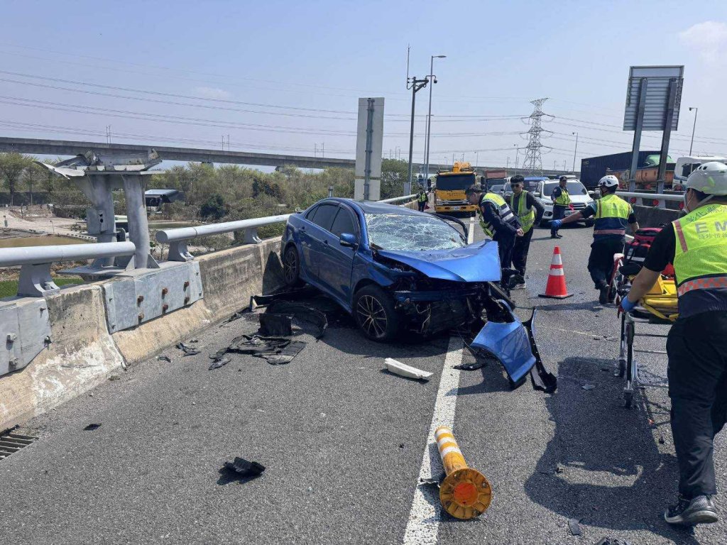 國3快官匝道驚悚自撞！藍車猛撞分隔島幾乎「原地解體」　駕駛頭部受傷送醫