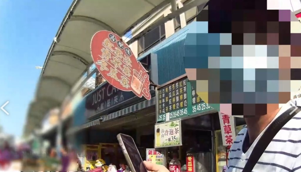 影/旗津老街驚傳偷拍！男疑涉拿手機猛拍女生腿　被抓包竟辯「在拍街景」