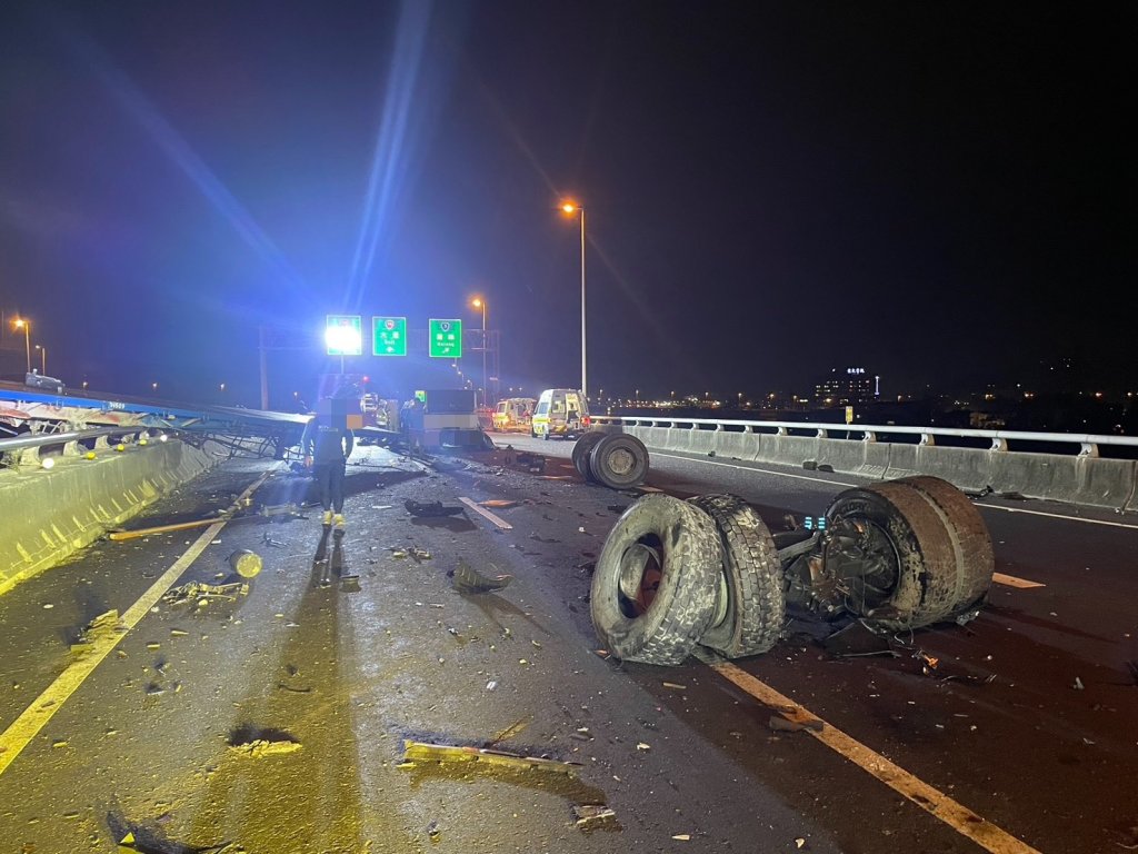 國3霧峰段深夜5車連環撞釀1死　半聯結車疑恍神撞分隔島釀禍
