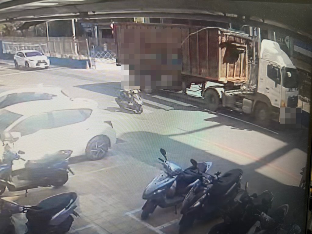 高雄岡山機車騎士滑倒滿身傷！路面油漬惹禍　警鎖定大貨車追查