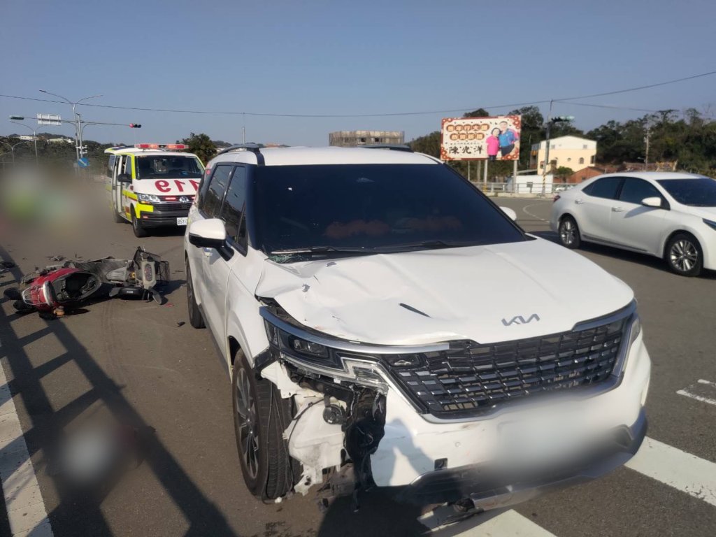 苗栗三灣死亡車禍！7旬無照翁騎車左轉　遭直行車猛撞噴飛亡