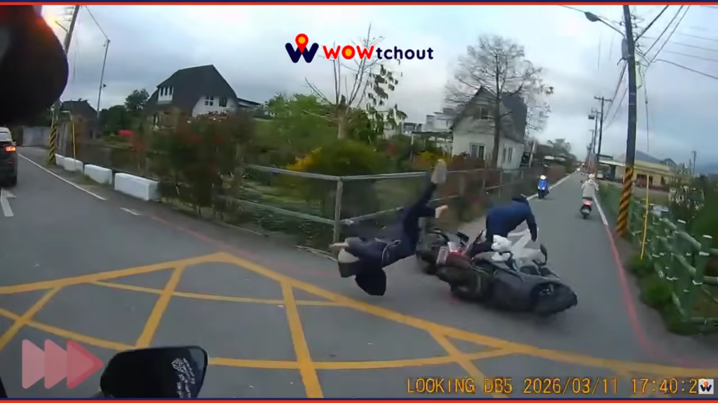 花蓮吉安防汛道路驚悚車禍！2機車路口相撞 人車噴飛慘掉水溝