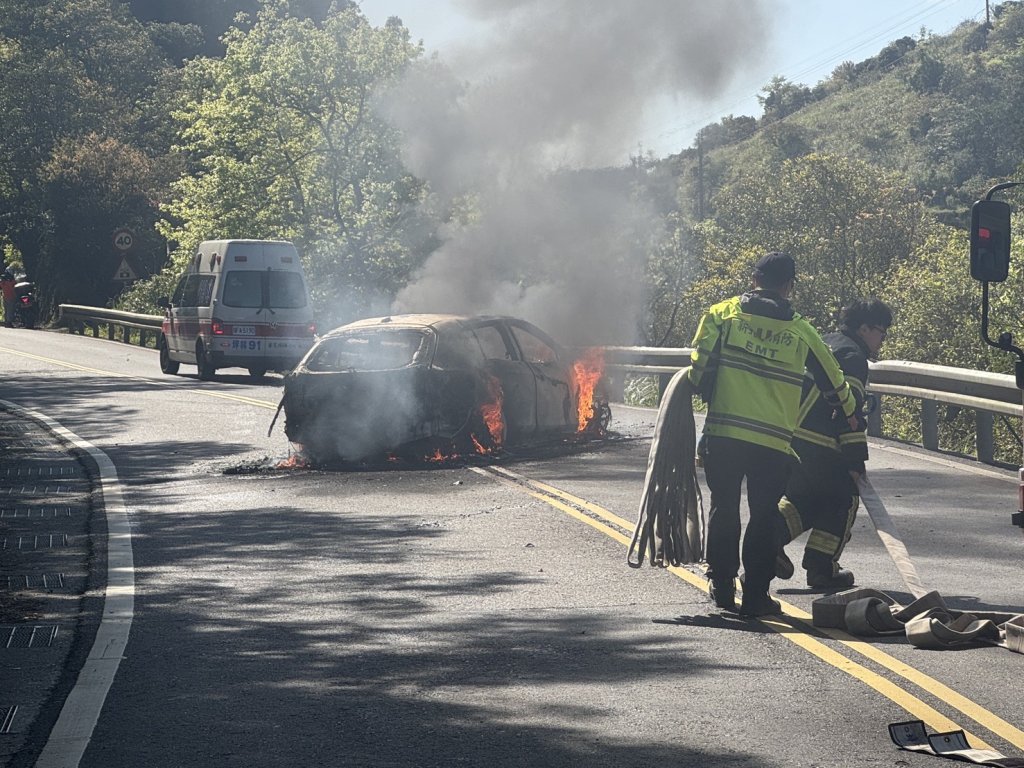 北宜公路驚傳火燒車！男跑山跑到撞山　愛車燒成廢鐵