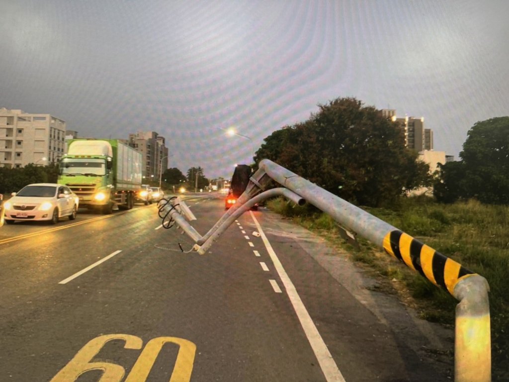 台南聯結車「托運堆高機」猛撞電桿彎90度！　路過轎車嚇傻驚悚畫面曝