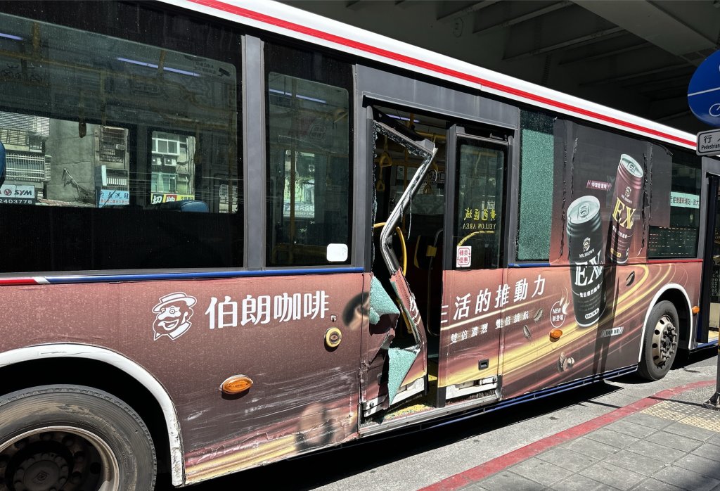 影/貨車右轉外輪差掃到公車　中和路口「車門炸裂」乘客嚇壞