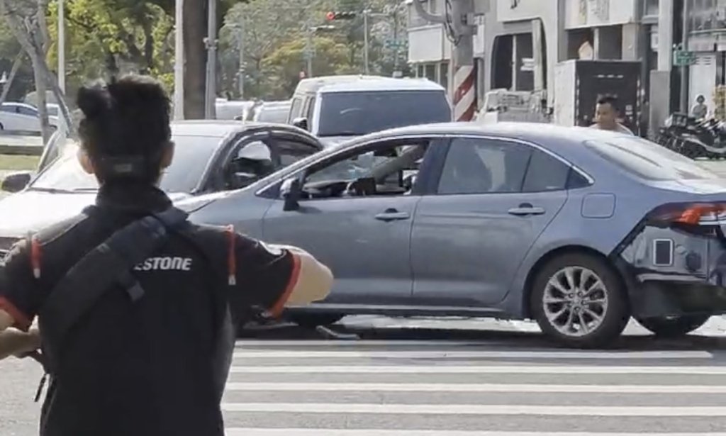 獨家快訊／衝撞隊出沒高雄？行車糾紛「車子當街開撞」