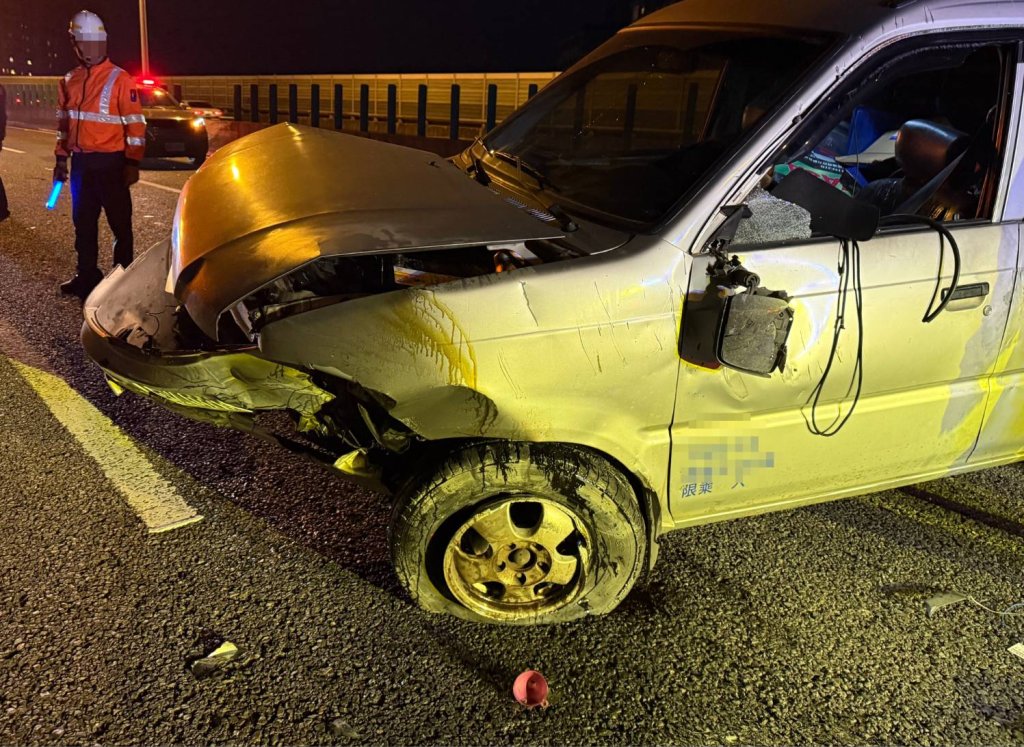 台74線潭子段轎車閃車失控翻覆　駕駛受傷送醫