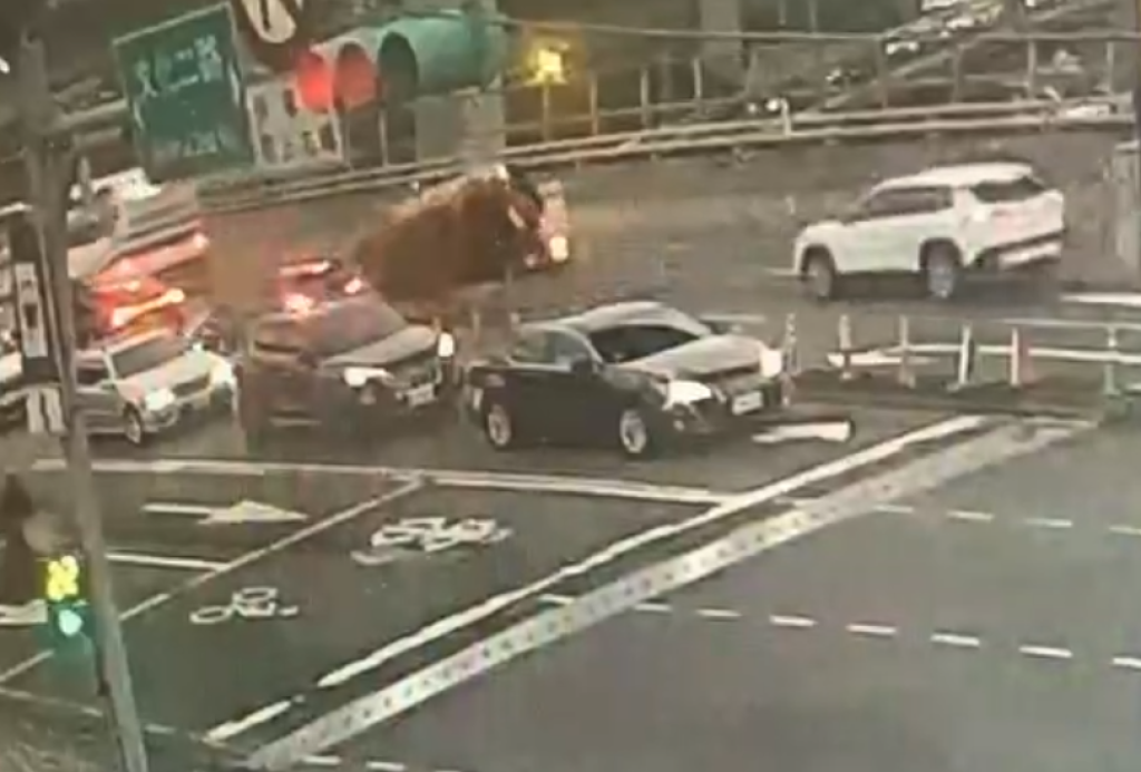  自小客車翻滾畫面曝光！　龜山酒駕自小客車追撞前車翻滾一圈駕駛輕傷