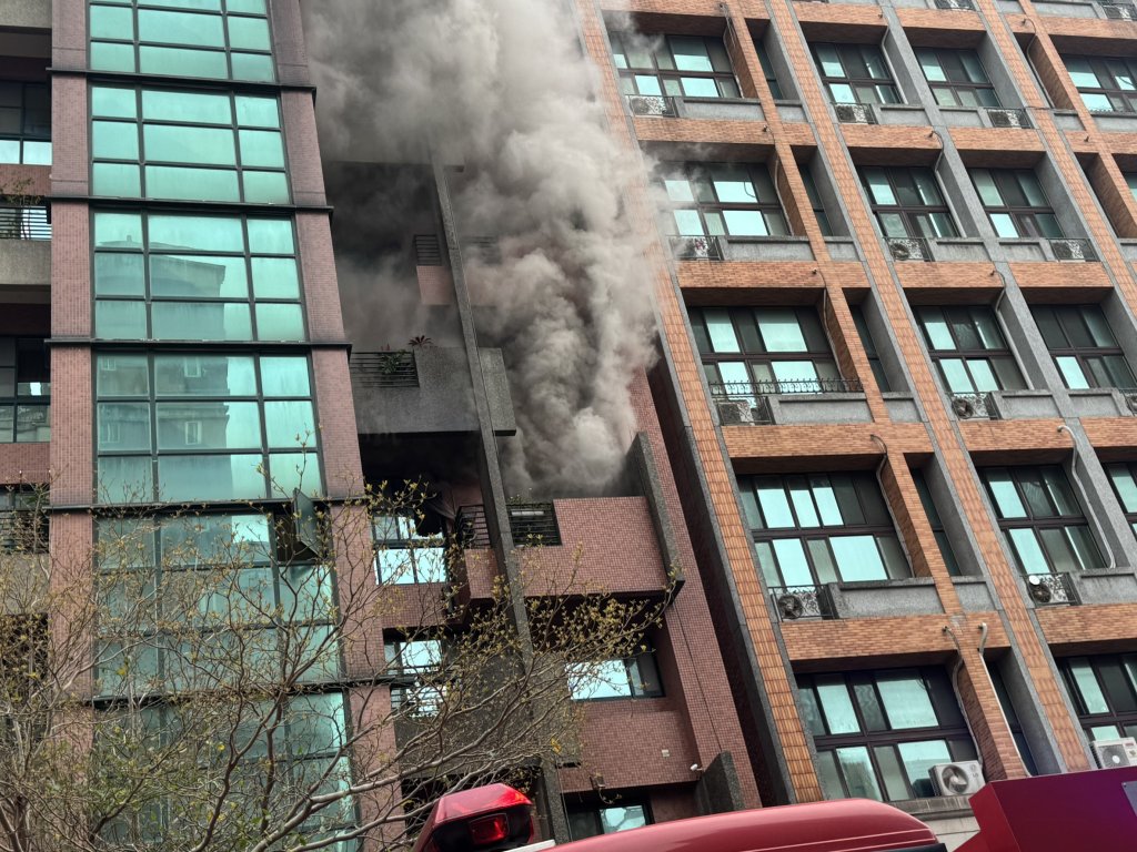 竹北民宅火警濃煙沖天！　家具電器燒毀 