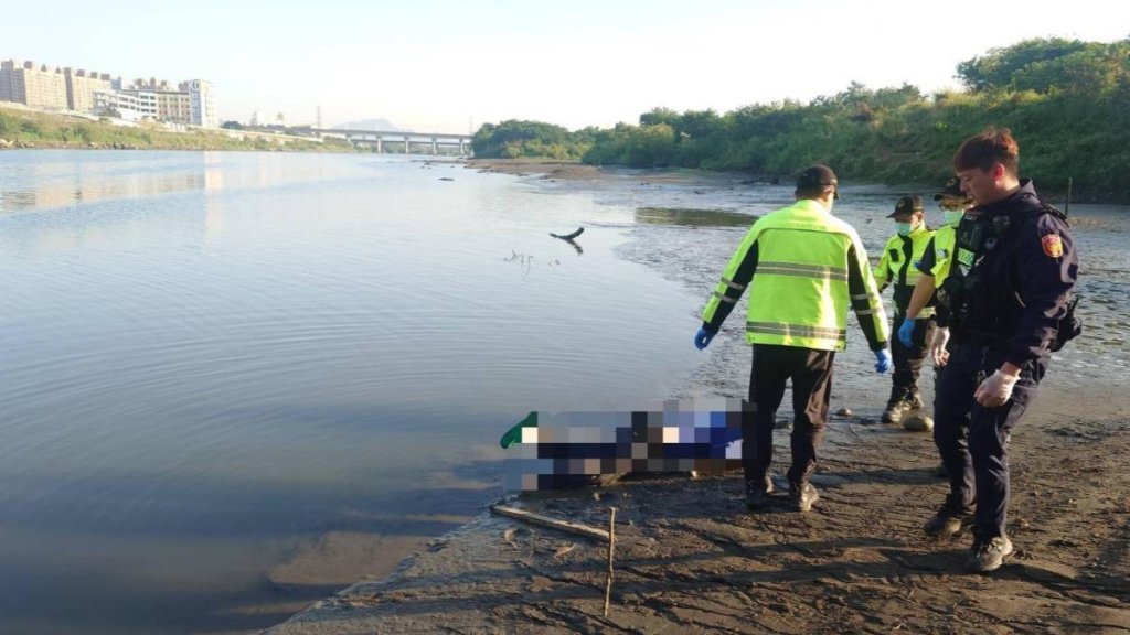 板橋浮洲橋下釣客尋釣點　驚見男「趴水面」嚇壞急報警