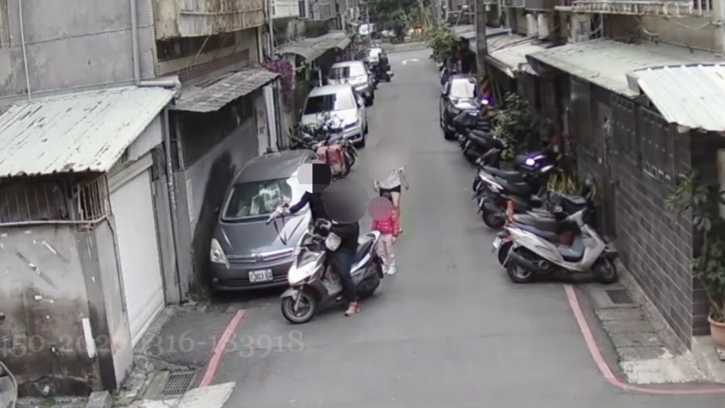 中和父攜子馬路玩耍險遭撞！騎士急煞爆粗口　護子爸竟揮「長槍」叫囂遭辦