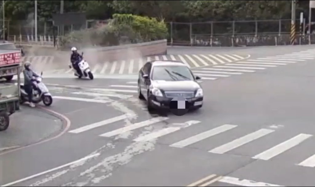 毒品通緝犯拒檢狂飆10公里連撞2機車！板橋警圍捕追到樹林壓制逮人