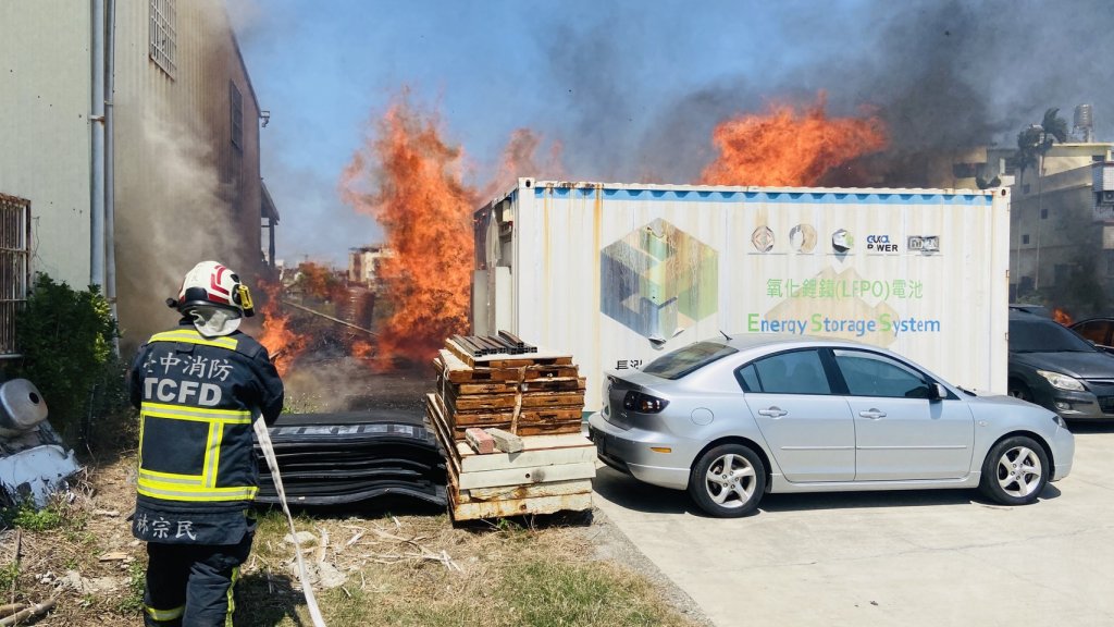 台中大雅停車場內起火！　燒毀3輛車